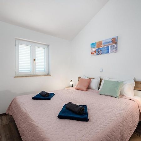 Apartment More Affordable And Close To The Beach In Umag - Zambratija エクステリア 写真