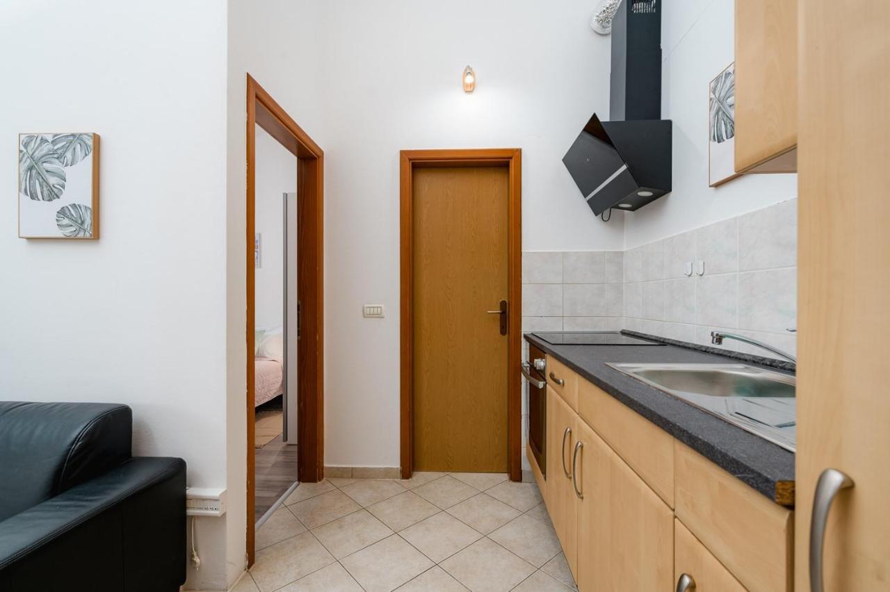 Apartment More Affordable And Close To The Beach In Umag - Zambratija エクステリア 写真