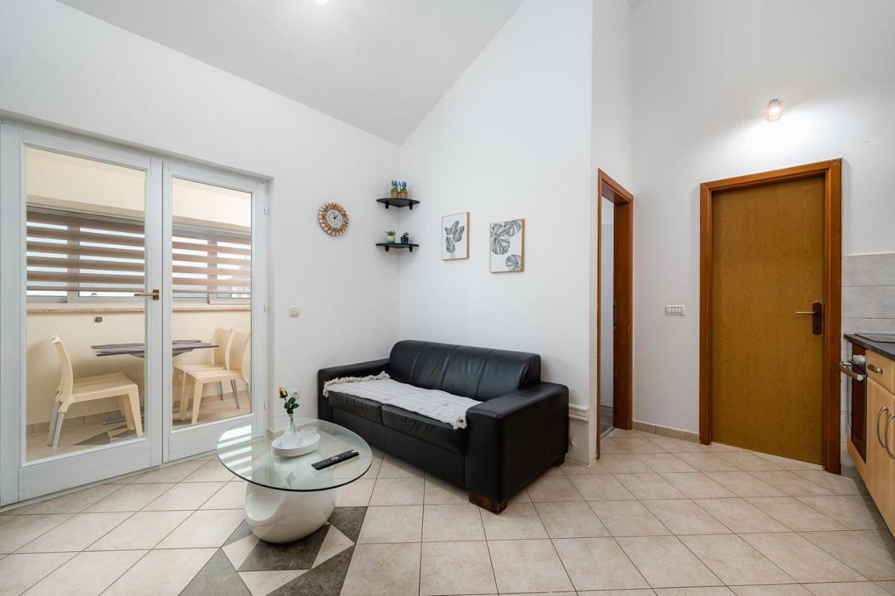 Apartment More Affordable And Close To The Beach In Umag - Zambratija エクステリア 写真