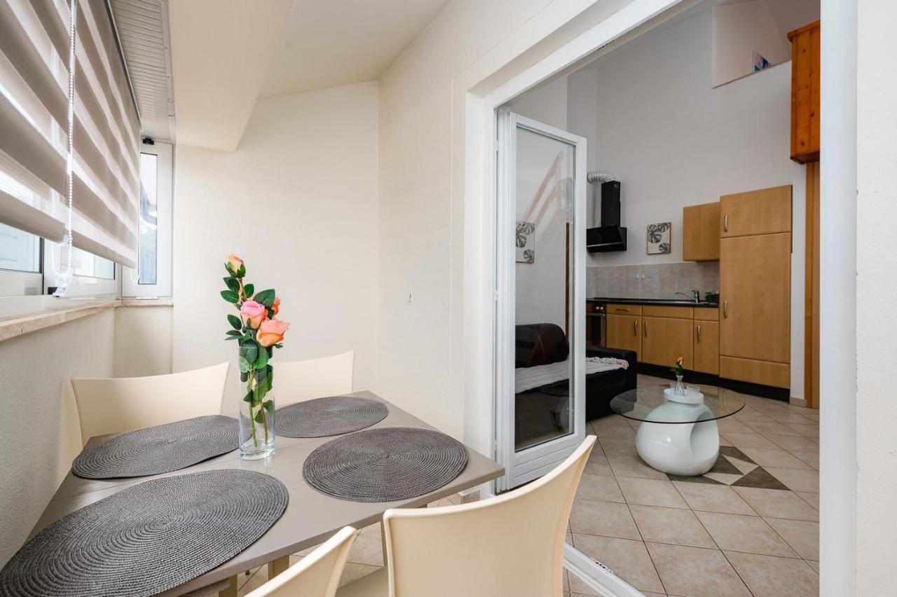 Apartment More Affordable And Close To The Beach In Umag - Zambratija エクステリア 写真